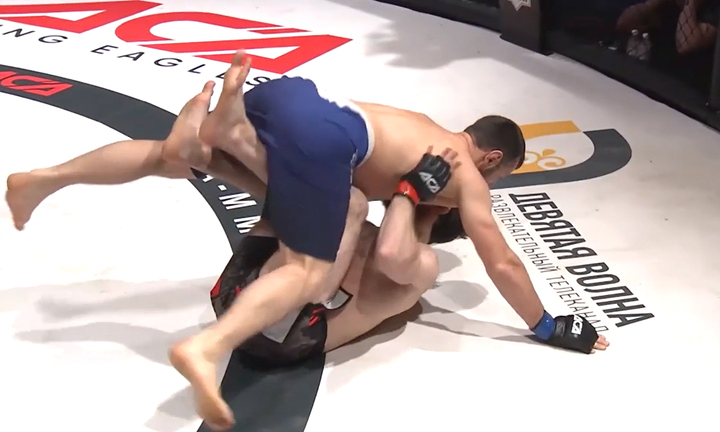 Võ sĩ tung đòn bẻ chân cực hiểm, đối thủ xin đầu hàng