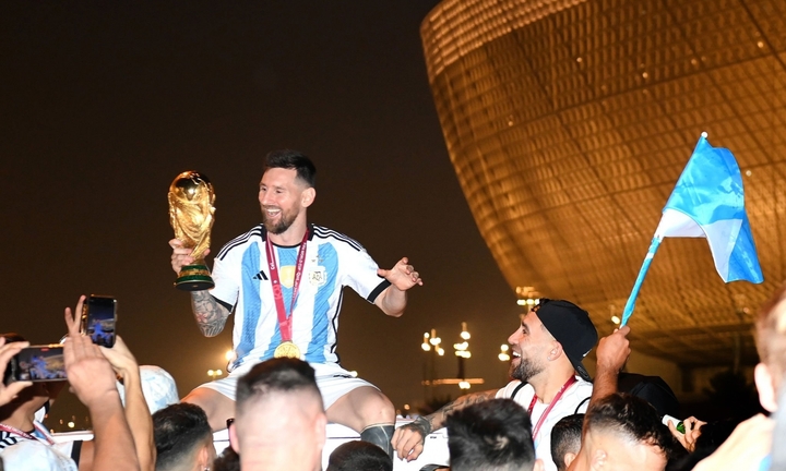 Argentina vô địch, Messi và đồng đội lên xe buýt 2 tầng rước cúp khắp phố Qatar