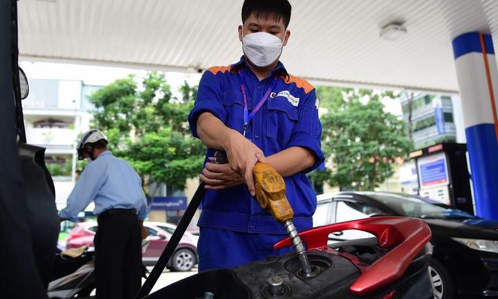 Chính phủ thông qua đề xuất giảm sàn thuế bảo vệ môi trường với xăng dầu