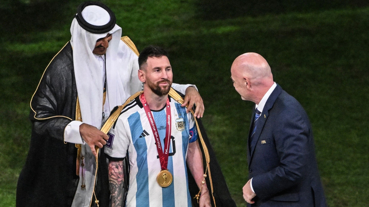 Bật mí chiếc áo choàng Quốc vương Qatar tự tay khoác cho Messi