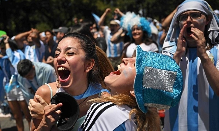Triệu người hâm mộ Argentina mở hội xuyên đêm chờ Messi mang cúp trở về