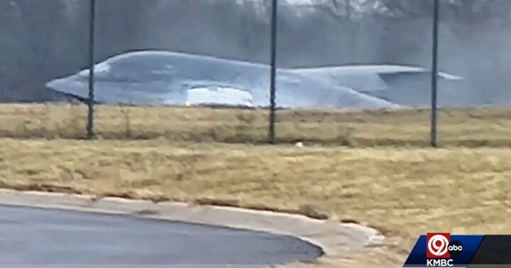 Máy bay ném bom gãy càng đáp, căn cứ không quân Mỹ tê liệt