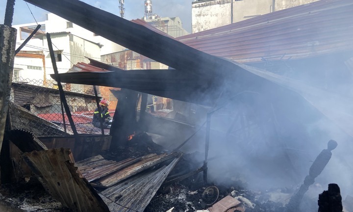 TP.HCM: Nhà trọ trong hẻm cháy dữ dội, nhiều người ôm tài sản tháo chạy