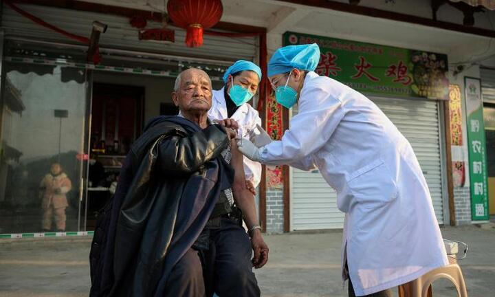 Mỹ ngỏ ý chia sẻ vaccine ngừa COVID-19 cho Trung Quốc