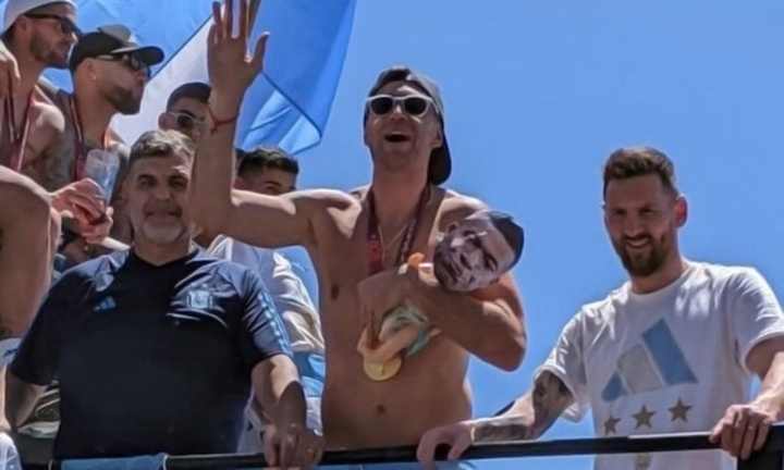 Thủ môn Argentina ôm búp bê hình Mbappe khiến dân mạng dậy sóng