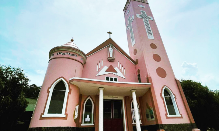 Đến nhà thờ Thánh Mẫu, đắm chìm trong sắc hồng tinh tế và bình yên giữa Đà Lạt