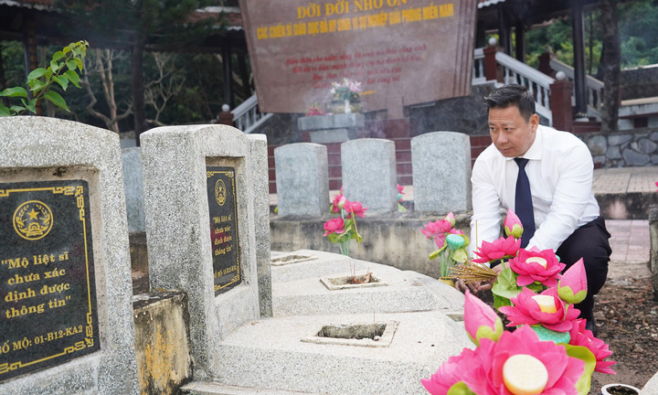 Lãnh đạo tỉnh Tây Ninh dâng hương tưởng niệm các Anh hùng liệt sĩ 