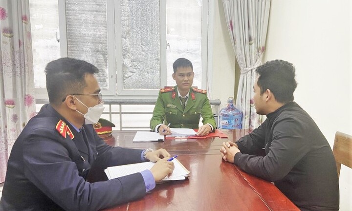 Sử dụng điện thoại khi lái xe, người đàn ông tông chết người rồi bỏ trốn