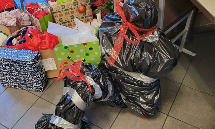 Méo mặt với những món quà Giáng sinh như trêu đùa cảm xúc người nhận