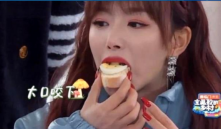 Không biết ăn trứng cá muối đắt đỏ, Khổng Tuyết Nhi bị đồng nghiệp bỉ bôi