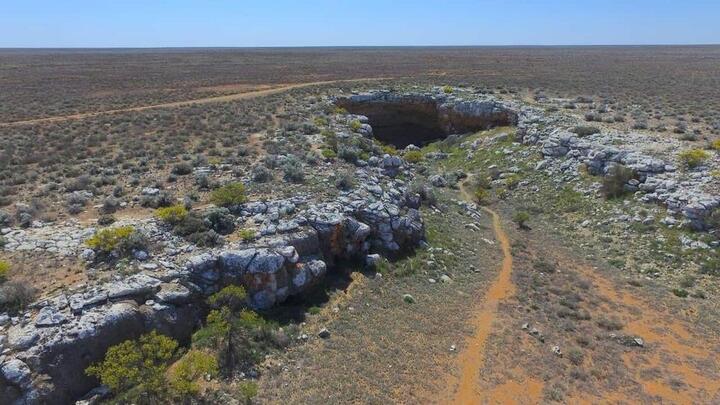 Hang động hơn 20.000 năm tuổi ở Australia bị phá hoại