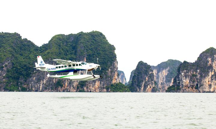 Du khách chi tiền triệu đi thủy phi cơ, ngắm vịnh Hạ Long từ trên cao
