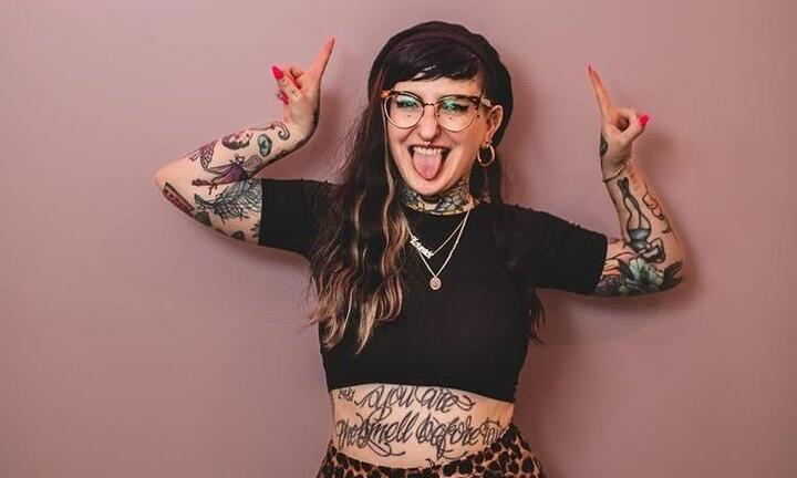 Có 200 hình xăm trên người, cô gái thường xuyên bị quấy rối 