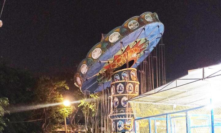 Đu quay ở TP.HCM bất ngờ bị nghiêng, nhiều trẻ khóc thét vì hoảng