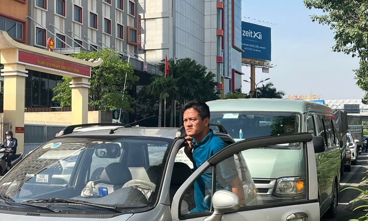 Đăng kiểm ô tô ở TP.HCM, Bình Dương quá tải, tài xế phải xếp hàng từ 4h sáng