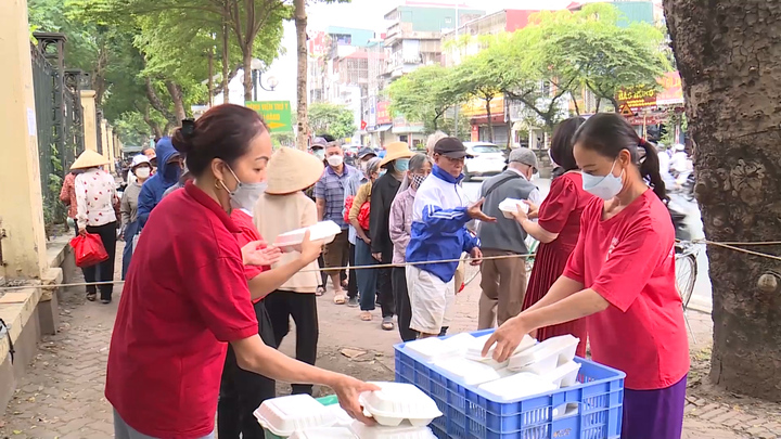 Người phụ nữ 20 năm phát cơm từ thiện