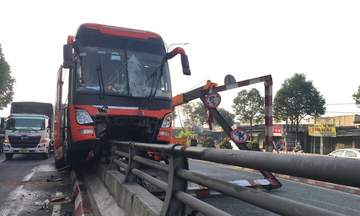 Xe giường nằm tông vào lan can hầm chui ở Đồng Nai