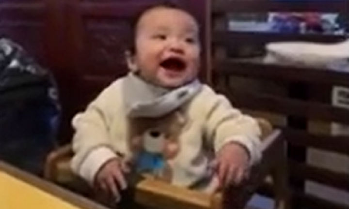 Lần đầu húp nước phở, em bé reo ầm vì quá phê