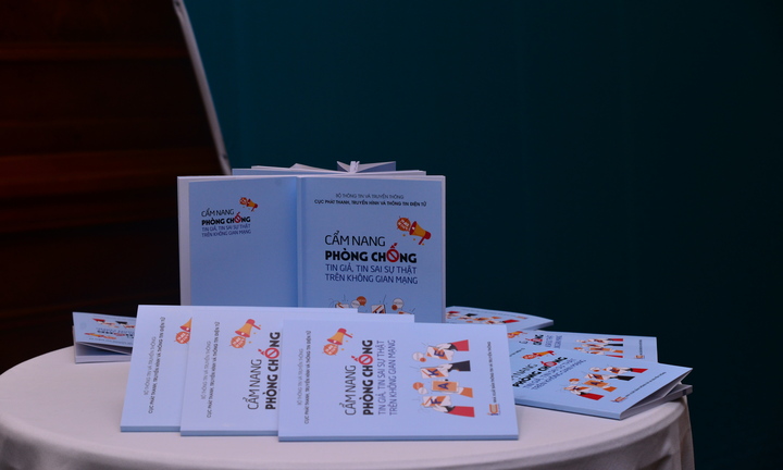 Ra mắt cẩm nang phòng chống tin giả, tin sai sự thật trên không gian mạng