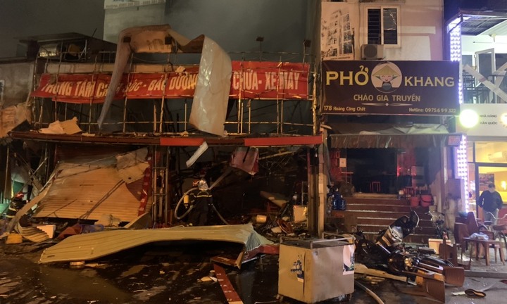 Nổ lớn ở cửa hàng sửa xe máy tại Hà Nội nghi do pháo tự cuốn