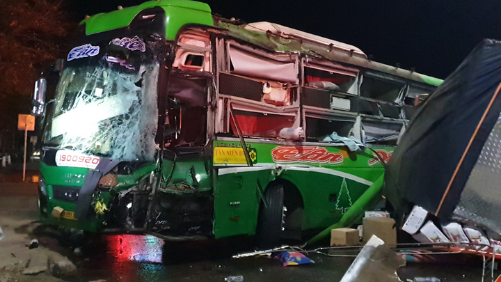 Bình Phước: Xe khách tông xe tải, nhiều người bị thương