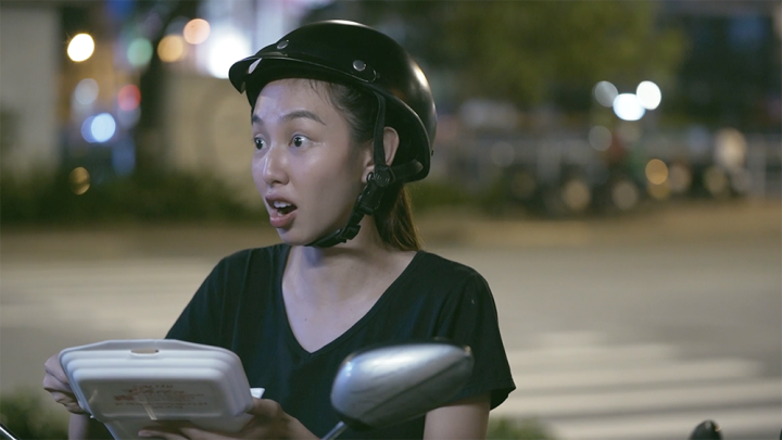 Thuỳ Tiên làm xe ôm, bán hàng rong để khám phá cuộc sống đêm Sài Gòn
