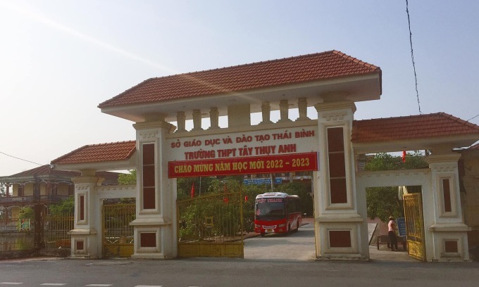 Nam sinh lớp 10 bị bạn đâm trọng thương trong giờ ra chơi