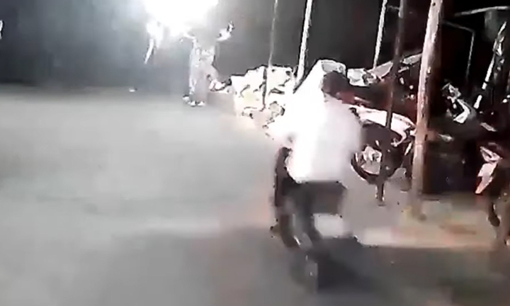 Không làm chủ tốc độ, thanh niên phi thẳng xe máy xuống sông