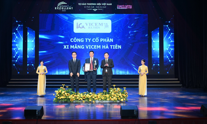 Xi măng Vicem Hà Tiên lọt Top 10 'Thương hiệu Việt Nam xuất sắc' năm 2022