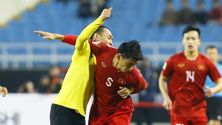 Văn Hậu quen thói đá xấu: Hiểm hoạ chực chờ tuyển Việt Nam