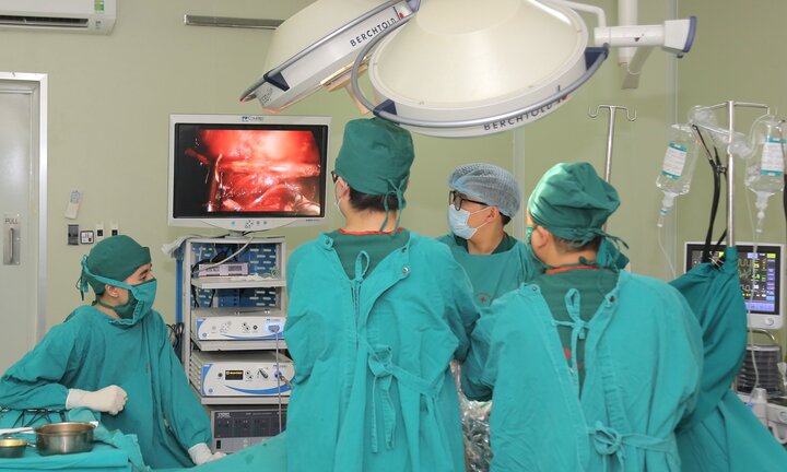 Hai bệnh nhân phổi đông đặc, nhiều ổ cặn xơ hoá nghi di chứng hậu COVID-19