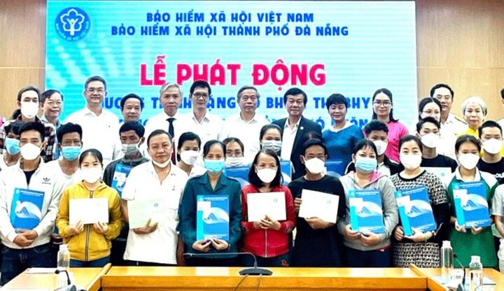 Niềm vui của người nghèo Đà Nẵng được tặng sổ BHXH, thẻ BHYT