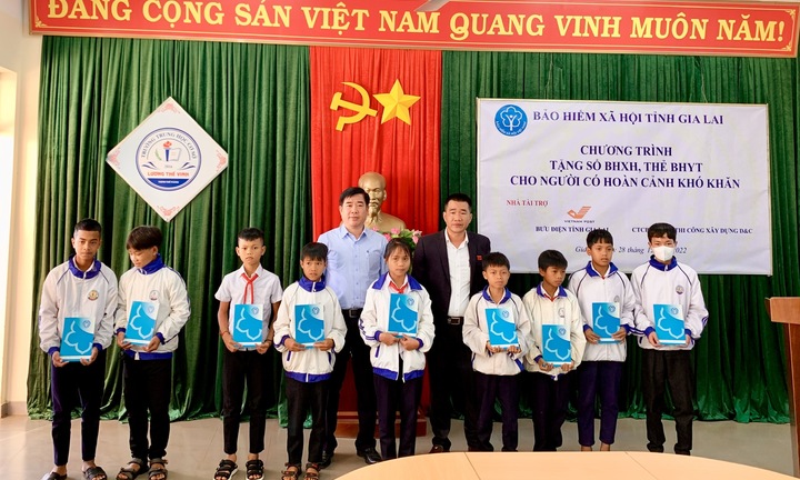 Trao tặng 144 thẻ bảo hiểm y tế cho học sinh khó khăn ở Gia Lai