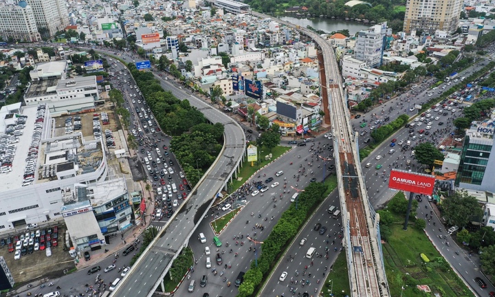 TP.HCM cho xe máy lưu thông qua cầu vượt Nguyễn Hữu Cảnh từ 31/12