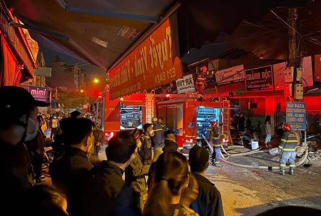 Cháy cửa hàng giày dép 2 tầng ở chợ Ninh Hiệp, Bắc Ninh