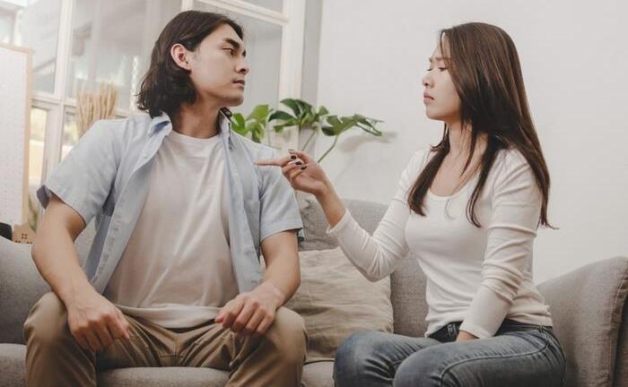 Nhận diện kẻ nói dối qua 12 dấu hiệu ngôn ngữ cơ thể