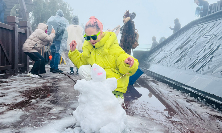 Du khách háo hức đón tuyết rơi tuyệt đẹp trên đỉnh Fansipan