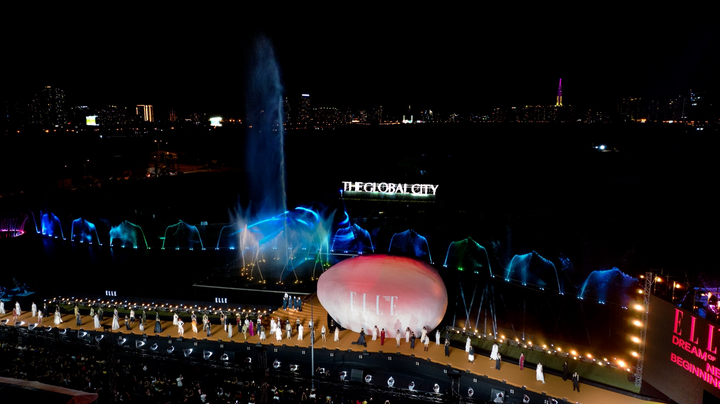 Trứng 3D khổng lồ trên sàn diễn thời trang ELLE Fashion Show dài hơn 130 mét