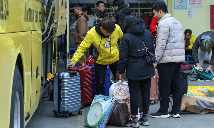 Người dân lỉnh kỉnh đồ đạc rời Thủ đô dịp nghỉ Tết dương lịch