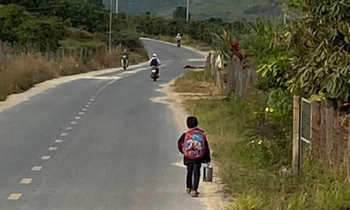 Bé trai đi bộ đến trường được quá giang gợi lại ký ức của nhiều người