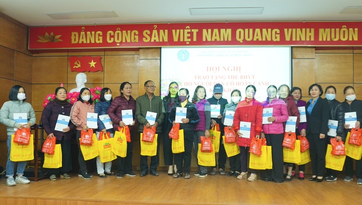 Một quận ở Hải Phòng tặng 500 thẻ BHYT và quà Tết cho người nghèo
