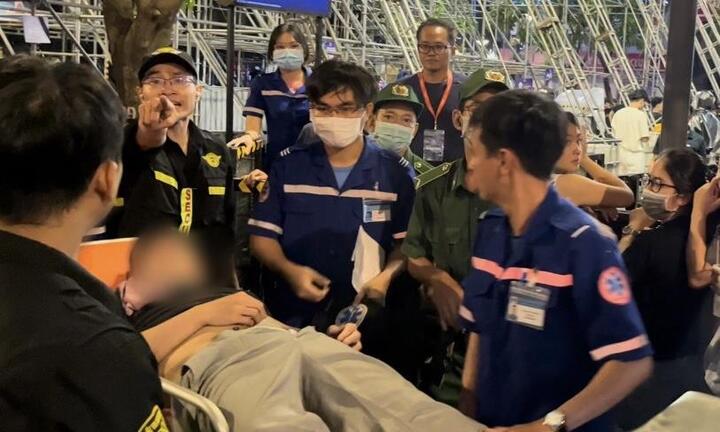 TP.HCM: Nhiều người ngất xỉu khi đón năm mới tại phố đi bộ Nguyễn Huệ
