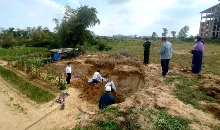 Hoảng hốt phát hiện bộ xương người khi cuốc đất trồng rau