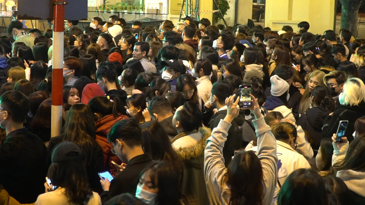 Người dân đổ về hồ Gươm đón chờ khoảnh khắc sang năm mới 2023