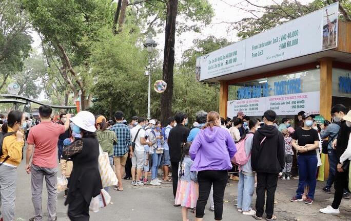 Người dân TP.HCM tấp nập đổ về các điểm tham quan, vui chơi