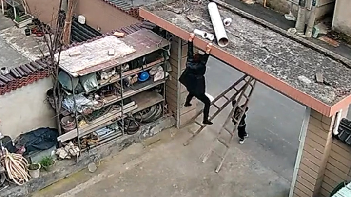 Người bà bị treo lở lửng trên cổng, cháu trai 4 tuổi nâng thang giải cứu