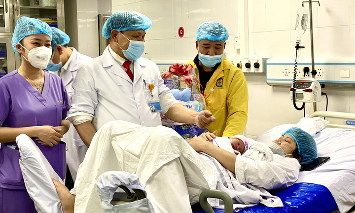 Em bé đầu tiên chào đời năm 2023 tại Bệnh viện Phụ sản Trung ương