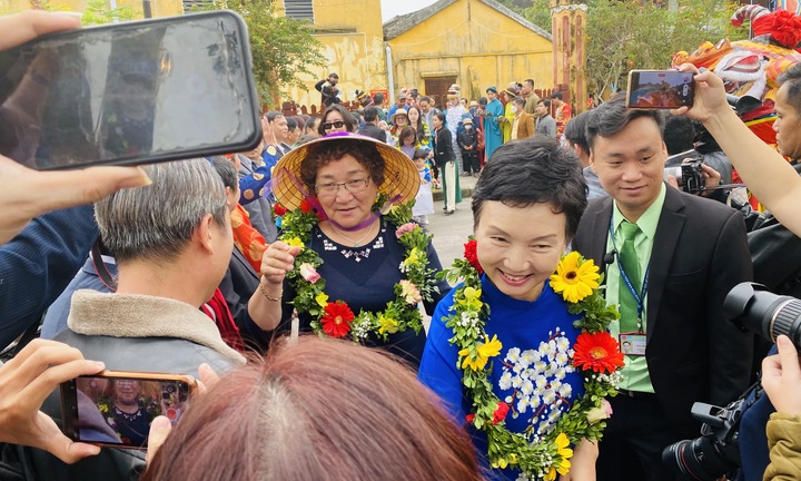 Du khách Mông Cổ 'xông đất' phố cổ Hội An