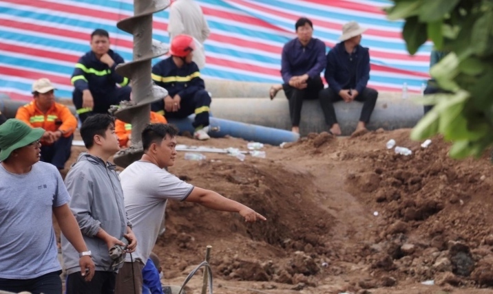 Thủ tướng chỉ đạo tập trung cứu bé trai lọt xuống trụ bê tông sâu 35m