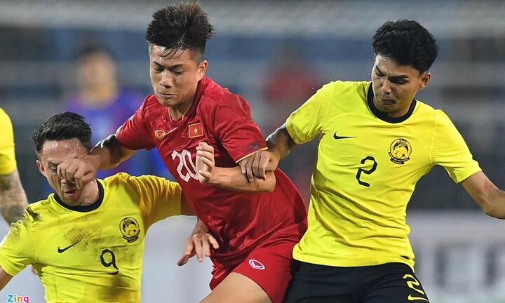 Hậu vệ Malaysia đánh nguội Văn Hậu bị kỷ luật